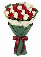 Букет Микс из красных и белых роз в Болотном