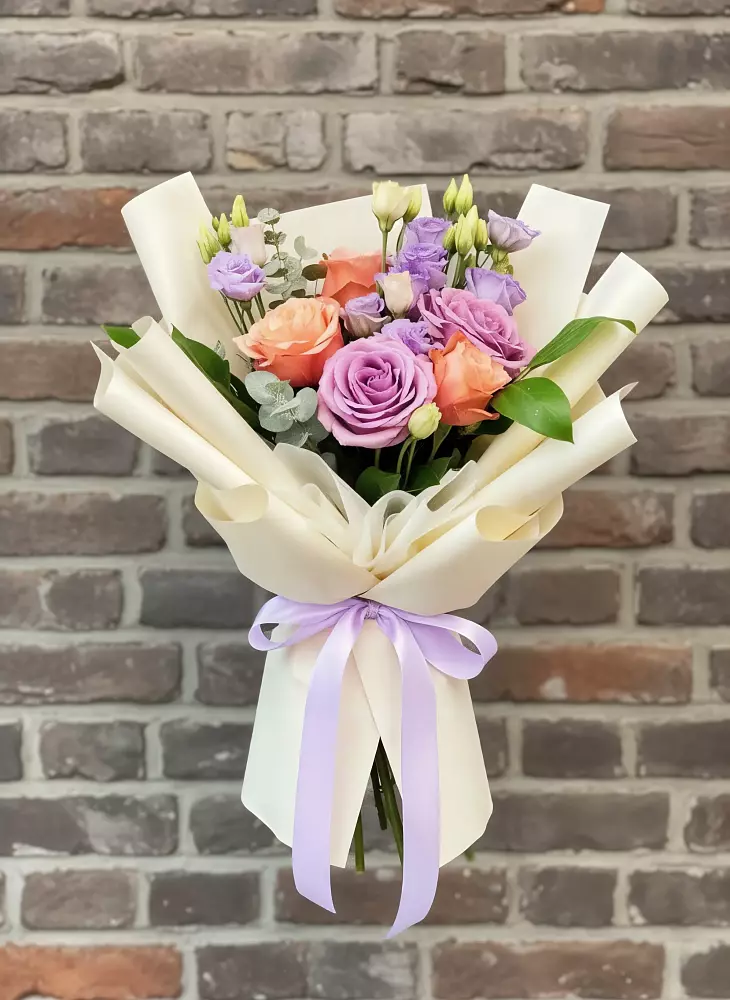 Букет цветов из: Лизиантусы и Розы в Болотном