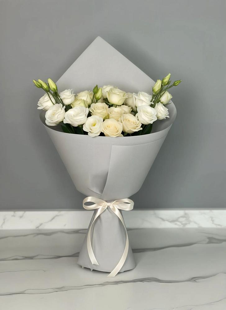 Букет цветов из: Розы и Лизиантусы в Болотном