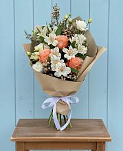 Букет цветов из:  Альстромерии, Лизиантусы, Розы и Хризантемы в Болотном