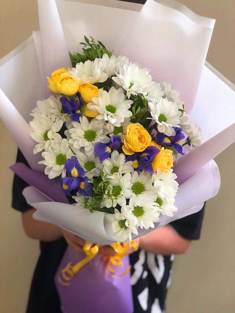 Букет цветов из: Ирисы, Хризантемы и Розы в Болотном