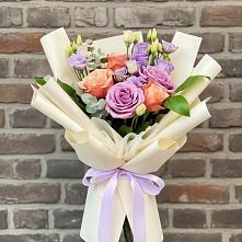 Букет цветов из:  Лизиантусы и Розы в Болотном