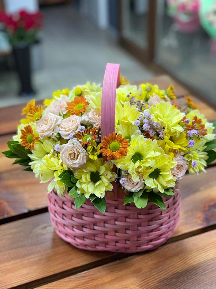 Цветочная композиция из Хризантемы и Розы в корзине в Болотном
