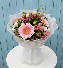 Букет цветов из:  Герберы, Альстромерии и Лизиантусы в Болотном