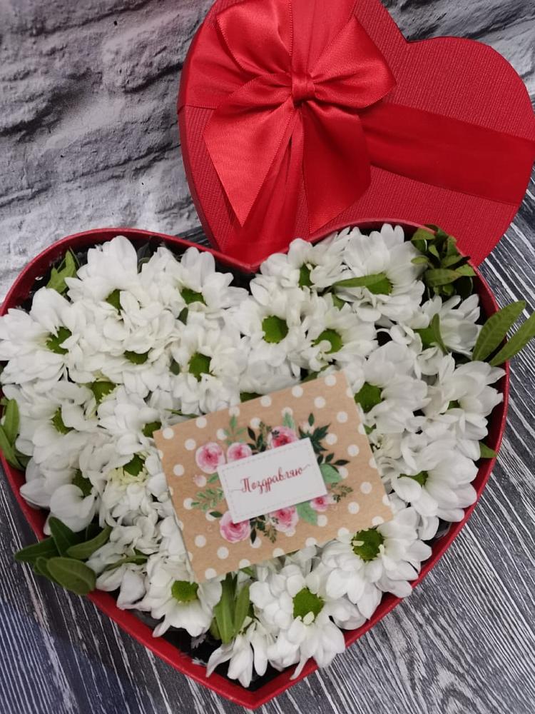 Цветочная композиция из Хризантемы в виде сердца в Болотном