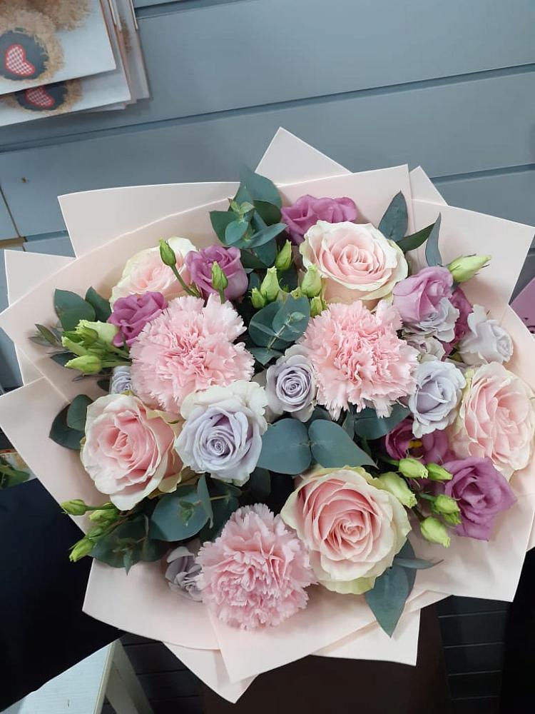 Букет цветов из: Розы, Гвоздики и Лизиантусы в Болотном