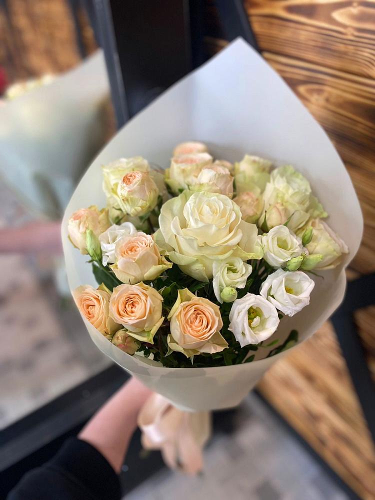 Букет цветов из: Розы и Лизиантусы в Болотном