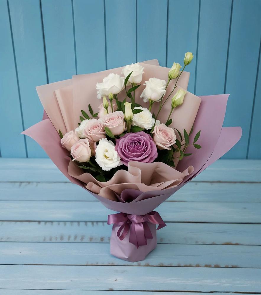 Букет цветов из: Розы и Лизиантусы в Болотном